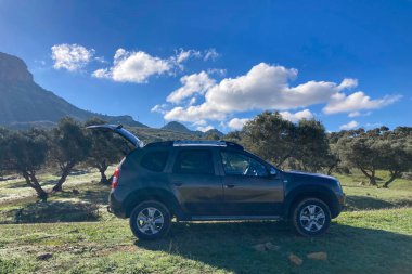 İSPAN, ARDALES - 9 Şubat 2025: Guadalteba veya Guadalteba rezervuarlarının bulunduğu bölgede Renault Duster