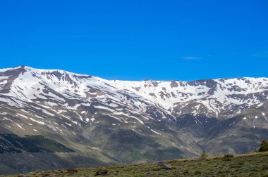 Karlı dağların panoramik manzarası bahar mevsiminde Mulhacen tepesine yürüyüş parkurunda, Sierra Nevada, Endülüs, İspanya