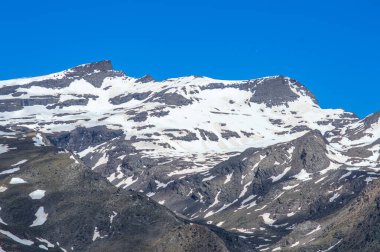 Karlı dağların panoramik manzarası bahar mevsiminde Mulhacen tepesine yürüyüş parkurunda, Sierra Nevada, Endülüs, İspanya