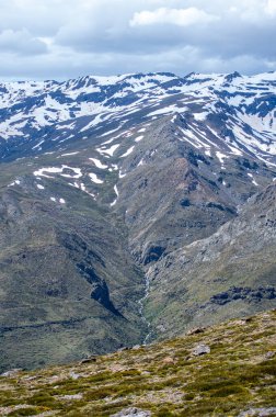 Karlı dağların panoramik manzarası bahar mevsiminde Mulhacen tepesine yürüyüş parkurunda, Sierra Nevada, Endülüs, İspanya