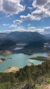 Guadalhorce veya Guadalteba rezervuarları, Guadalhorce Nehri 'nin ortasındaki altı rezervuarlı ve en büyük iki kolundan biridir: Turon Nehri ve Guadalteba Nehri, Endülüs, İspanya