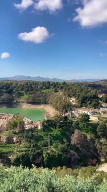 Guadalhorce veya Guadalteba rezervuarları, Guadalhorce Nehri 'nin ortasındaki altı rezervuarlı ve en büyük iki kolundan biridir: Turon Nehri ve Guadalteba Nehri, Endülüs, İspanya