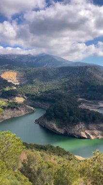 Guadalhorce veya Guadalteba rezervuarları, Guadalhorce Nehri 'nin ortasındaki altı rezervuarlı ve en büyük iki kolundan biridir: Turon Nehri ve Guadalteba Nehri, Endülüs, İspanya
