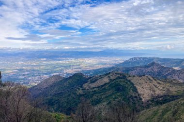 İspanya, Mijas yakınlarında terk edilmiş açık maden ocakları ve yanmış ağaçlar boyunca yürüyüş yapmak. 