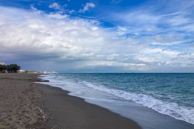 İspanya 'nın Torremolinos plajındaki bulutlar