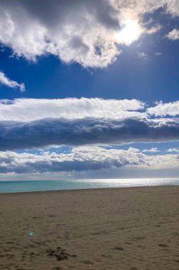 İspanya 'nın Torremolinos plajındaki bulutlar