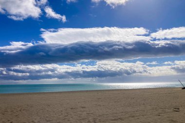 İspanya 'nın Torremolinos plajındaki bulutlar