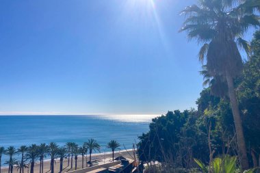 TORREMOLINOS, İspanya - 27 Ocak 2025: Torremolinos, İspanya 'da güzel deniz manzarası