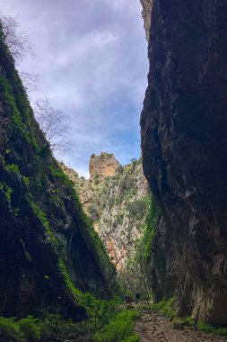 İspanya 'nın Endülüs Bölgesi' nin Malaga ilindeki Montejaque barajına (Presa de Montejaque) ve Hundidero mağarasına yürüyüş