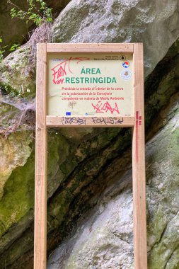 RONDA, İspanya - 15 Şubat 2025: Malaga, Endülüs, İspanya 'daki Montejaque barajına yürüyüş (Presa de Montejaque) ve Hundidero mağarası (Cueva del Hundidero)