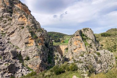 İspanya 'nın Endülüs Bölgesi' nin Malaga ilindeki Montejaque barajına (Presa de Montejaque) ve Hundidero mağarasına yürüyüş