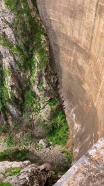 İspanya 'nın Endülüs Bölgesi' nin Malaga ilindeki Montejaque barajına (Presa de Montejaque) ve Hundidero mağarasına yürüyüş