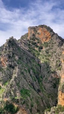 İspanya 'nın Endülüs Bölgesi' nin Malaga ilindeki Montejaque barajına (Presa de Montejaque) ve Hundidero mağarasına yürüyüş