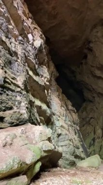 İspanya 'nın Endülüs Bölgesi' nin Malaga ilindeki Montejaque barajına (Presa de Montejaque) ve Hundidero mağarasına yürüyüş