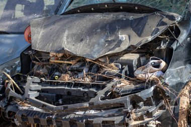 VALENCIA, İspanya - 18 Kasım 2024: 18 Kasım 2024 'te İspanya' nın Valencia kentinde meydana gelen DANA kasırgasının yol açtığı sel felaketinden kaynaklanan hasarlı araba ve enkaz