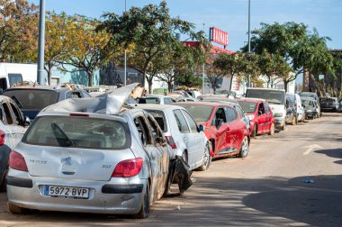 VALENCIA, İspanya - 18 Kasım 2024: 18 Kasım 2024 'te İspanya' nın Valencia kentinde meydana gelen DANA kasırgasının yol açtığı sel felaketinden kaynaklanan hasarlı araba ve enkaz