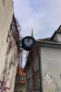 SLOVAKIA, BRATISLAVA - 8 Ocak 2025: Bratislava 'daki tarihi şehir merkezinde yürüyüş