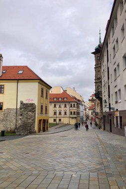 SLOVAKIA, BRATISLAVA - 8 Ocak 2025: Bratislava 'daki tarihi şehir merkezinde yürüyüş
