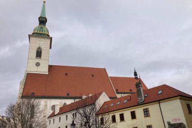 SLOVAKIA, BRATISLAVA - 8 Ocak 2025: St Martin 's Katedrali Gotik-Romen tarzında 13. Yüzyıl katedrali, 4 şapel ve 3 donanma töreninin yapıldığı yer.