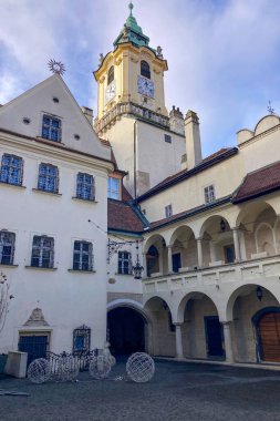 SLOVAKIA, BRATISLAVA - 8 Ocak 2025: Eski Belediye Binası tarihi merkez ve Bratislava ilçelerinden biridir