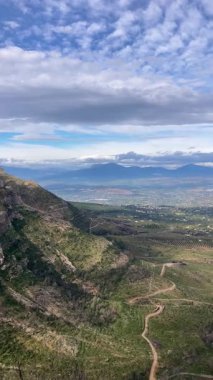 İspanya, Mijas yakınlarında terk edilmiş açık maden ocakları ve yanmış ağaçlar boyunca yürüyüş yapmak. 