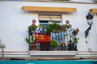 ALOZAINA, İspanya - 26 Ekim 2024: Alozaina, İspanya 'da beyaz sokaklar ve evler üzerinde gün doğumu