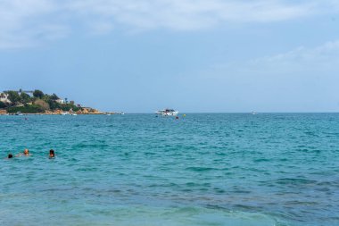 Endülüs, İspanya 'daki Cala Sardina Sahili' nin nefes kesici manzarası (Playa de Cala Sardina)