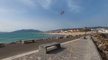 TARIFA, İspanya - 25 Mayıs 2024: 25 Mayıs 2024 tarihinde İspanya 'nın Tarifa kentinde Atlantik Okyanusu' nu Akdeniz 'den ayıran Cebelitarık Boğazı' nda yürümek
