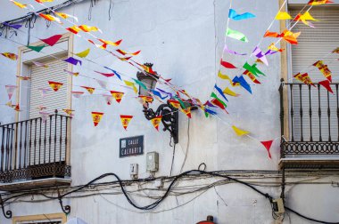 YUNQUERA, İspanya - 26 Ekim 2024: Yunquera, İspanya 'da beyaz sokaklar ve evler