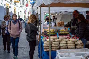 YUNQUERA, İspanya - 26 Ekim 2024: Kestane ve şarap festivali 26 Ekim 2024 tarihinde İspanya 'nın Yunquera kentinde