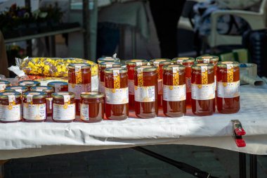 YUNQUERA, İspanya - 26 Ekim 2024: Kestane ve şarap festivali 26 Ekim 2024 tarihinde İspanya 'nın Yunquera kentinde