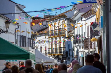 YUNQUERA, İspanya - 26 Ekim 2024: Kestane ve şarap festivali 26 Ekim 2024 tarihinde İspanya 'nın Yunquera kentinde