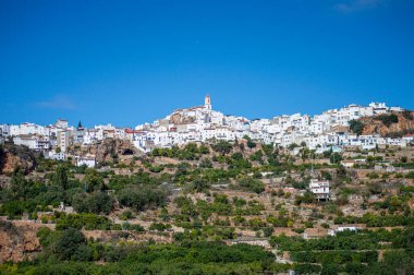 Yunquera, Endülüs, İspanya 'da rahat beyaz evleri olan tipik İspanyol köyüne panoramik manzara