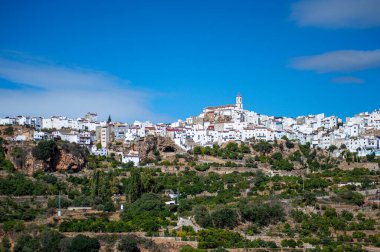Yunquera, Endülüs, İspanya 'da rahat beyaz evleri olan tipik İspanyol köyüne panoramik manzara