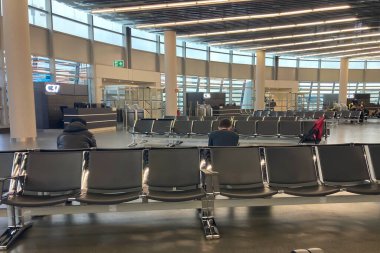 AUSTRIA, VİNENA - 8 Ocak 2025: Avusturya 'nın Viyana kentindeki havaalanının geniş ve modern lobisi