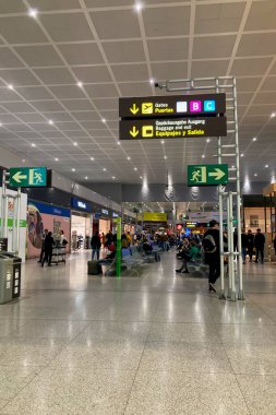 İspanya, Malaga - 8 Ocak 2025: Malaga, İspanya 'daki havaalanının geniş ve modern lobisi