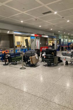 İspanya, Malaga - 8 Ocak 2025: Malaga, İspanya 'daki havaalanının geniş ve modern lobisi