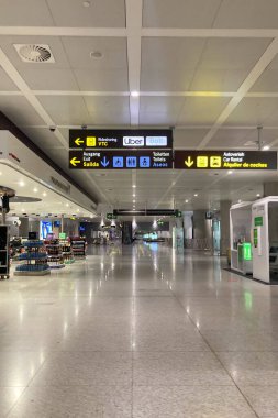 İspanya, Malaga - 8 Ocak 2025: Malaga, İspanya 'daki havaalanının geniş ve modern lobisi