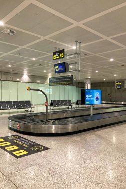 İspanya, Malaga - 8 Ocak 2025: Malaga, İspanya 'daki havaalanının geniş ve modern lobisi