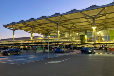 İspanya, Malaga - 8 Ocak 2025: Malaga, İspanya 'daki havaalanının geniş ve modern lobisi