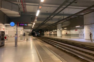 İspanya, Malaga - 8 Ocak 2025: Malaga, İspanya 'daki havaalanının geniş ve modern lobisi