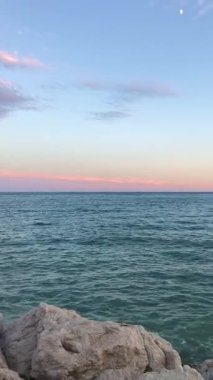 TORREMOLINOS, İspanya - 19 Eylül 2024: Akdeniz üzerinde Günbatımı 19 Eylül 2024 tarihinde İspanya 'nın Torremolinos kentinde