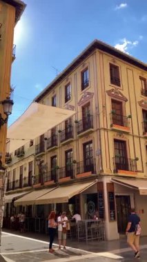 Granada, İspanya - 19 Ağustos 2024 'te İspanya' nın Granada kentindeki tarihi merkezde yaz yürüyüşü