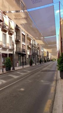 Granada, İspanya - 19 Ağustos 2024 'te İspanya' nın Granada kentindeki tarihi merkezde yaz yürüyüşü