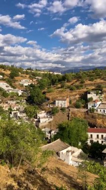 Granada, İspanya - 19 Ağustos 2024 'te İspanya' nın Granada kentinin panoramik manzarası