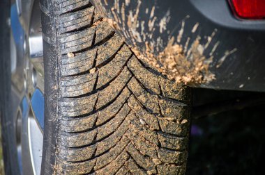 İSPAN, ARDALES - 9 Şubat 2025: Renault Duster Guadalhorce ya da Guadalteba rezervuarları alanı yolunda