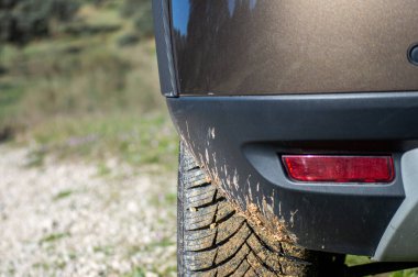 İSPAN, ARDALES - 9 Şubat 2025: Renault Duster Guadalhorce ya da Guadalteba rezervuarları alanı yolunda