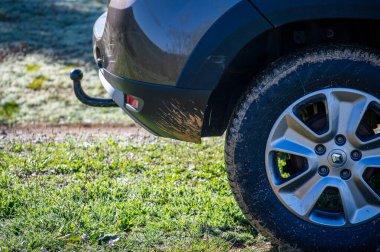 İSPAN, ARDALES - 9 Şubat 2025: Renault Duster Guadalhorce ya da Guadalteba rezervuarları alanı yolunda