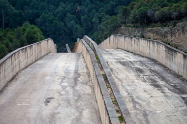 Guadalhorce veya Guadalteba rezervuarları, Guadalhorce Nehri 'nin ortasındaki altı rezervuarlı ve en büyük iki kolundan biridir: Turon Nehri ve Guadalteba Nehri, Endülüs, İspanya