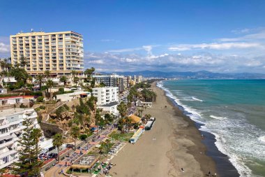TORREMOLINOS, İspanya - 28 Şubat 2025 'te İspanya' nın Torremolinos kentindeki Sansuena Viewpoint 'ten deniz manzarası